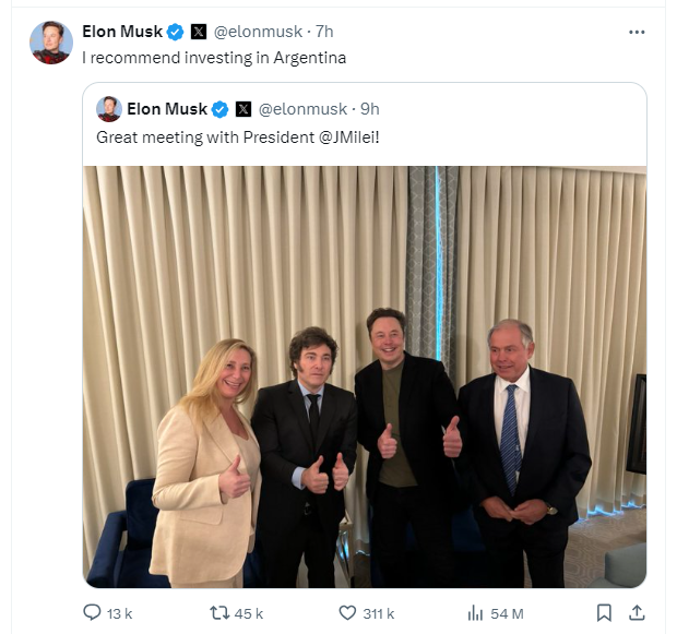 Photo de rencotre d'Elon Musk et Javier Milei accompagnés de Karina Milei et de Gerardo Werthein,