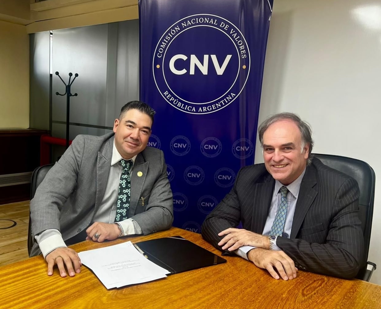 Juan Carlos Reyes, president of the National Digital Assets Commission (NCDA) of El Salvador, and Roberto Silva, president of the National Securities Commission (CNV) of Argentina, signed an agreement on crypto regulation.
