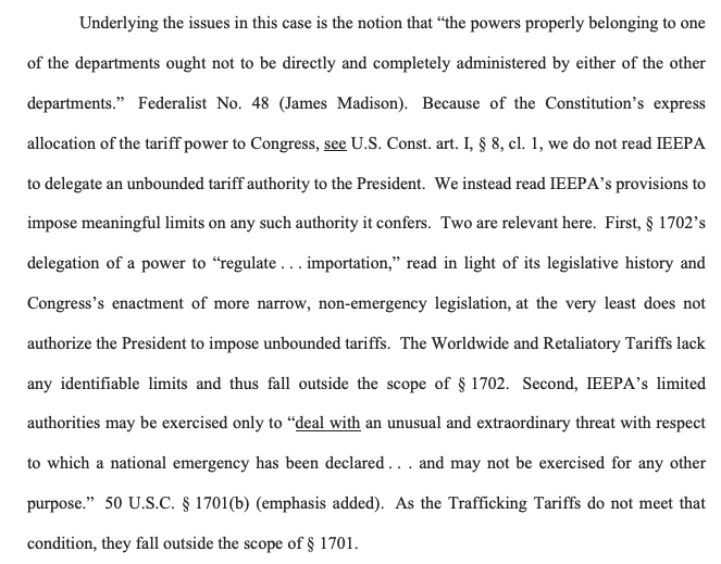 Apoyándose en la ley de emergencia económica de 1977 (IEEPA), Donald Trump intentó justificar estas medidas. Sin embargo, los jueces recuerdan en el documento oficial que esta ley solo permite sanciones específicas frente a una amenaza «extraordinaria e inusual», excluyendo así la instauración de un sobrearancel ilimitado sobre las importaciones mundiales.
