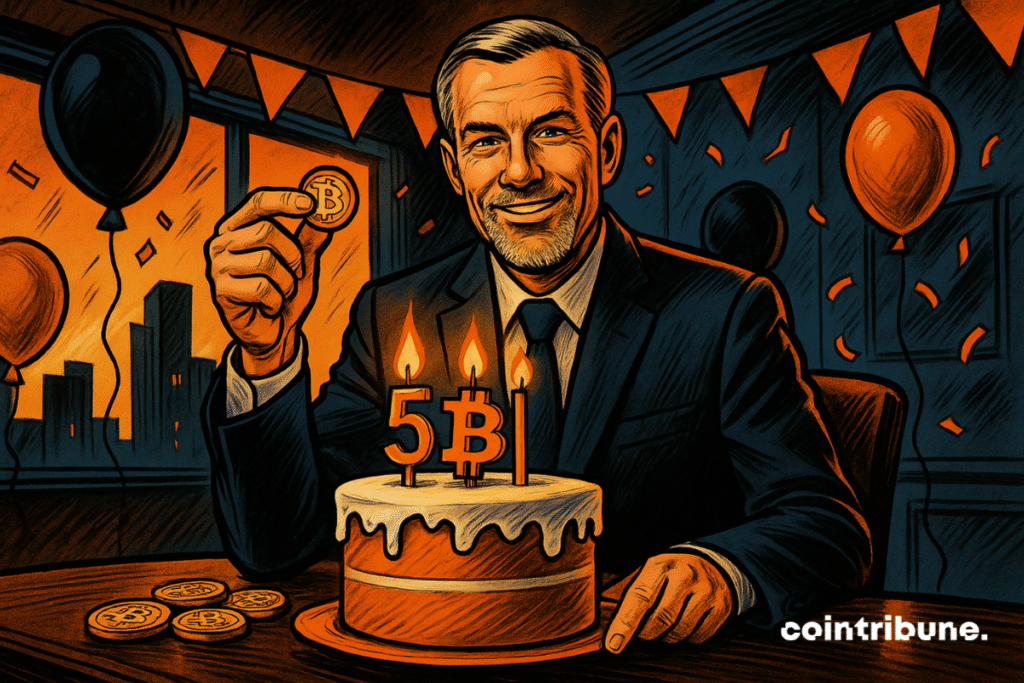 Le PDG de Strategy, en costume sombre, debout derrière une grande table. Sur la table, un grand gâteau d’anniversaire décoré en blanc et orange, avec cinq bougies en forme de logo BTC alignées au sommet. Il tient délicatement, entre le pouce et l’index de sa main droite, une petite pièce Bitcoin dorée, en la présentant fièrement au spectateur.