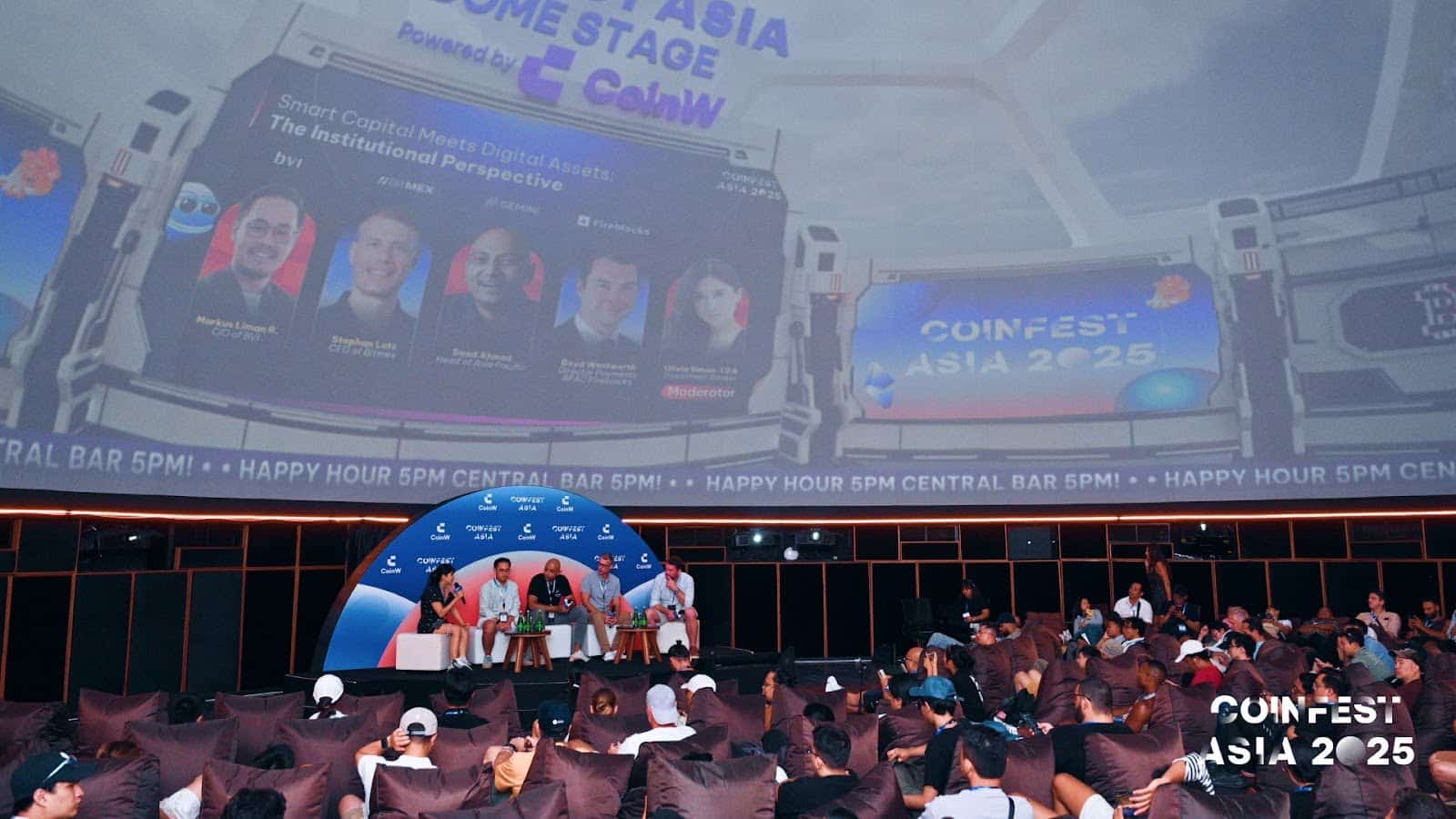 Conférence Coinfest Asia 2025 à Bali avec un panel d’intervenants devant des centaines de participants, présenté comme le plus grand festival crypto du monde.