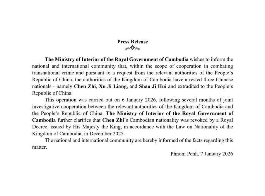 Arrêté le 6 janvier 2026 au Cambodge, Chen Zhi a été extradé vers la Chine le lendemain, après la révocation de sa nationalité cambodgienne. Cette opération résulte d’une collaboration internationale entre les autorités cambodgiennes, chinoises et occidentales, illustrant la détermination à démanteler les réseaux criminels transnationaux.