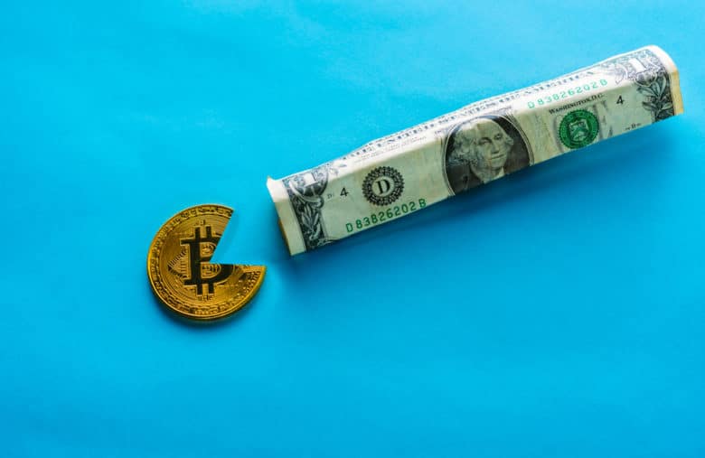 Bitcoin en train de fumer un dollar, au calme