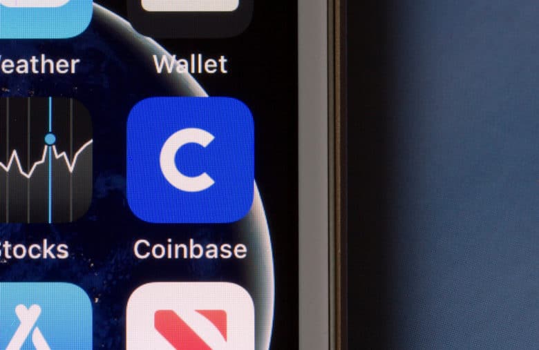 Coinbase est une plateforme d'achat disponible sur ordinateur et smartphone, idéale pour acheter du Litecoin par carte bancaire 