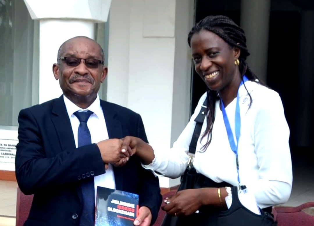 Sandra Chogo remet son livre au gouverneur de la Bank of Tanzania