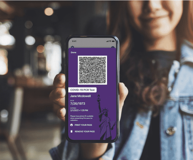 Une utilisatrice montrant son test PCR