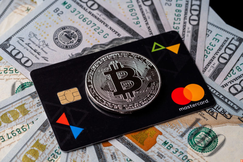Vrei un card de debit bitcoin? Află ce opțiuni ai